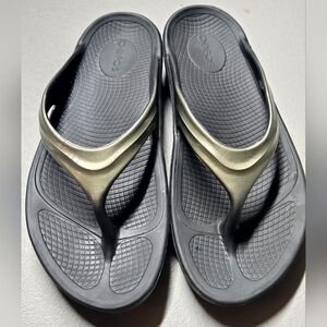 Women's Oofos Oolala Recovery Limited Luxe Champagne Gold, Size 10